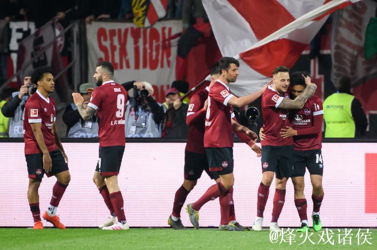 沙尔克球迷主场热情迎接纽伦堡俱乐部,彰显两队深厚情谊 沙尔克球迷主场热情迎接纽伦堡俱乐部,彰显两队深厚情谊